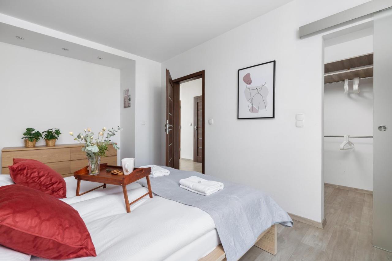 Avia Apartment Three Bedroom Two Balcony Ac & Parking By Noclegi Renters Krasków Εξωτερικό φωτογραφία