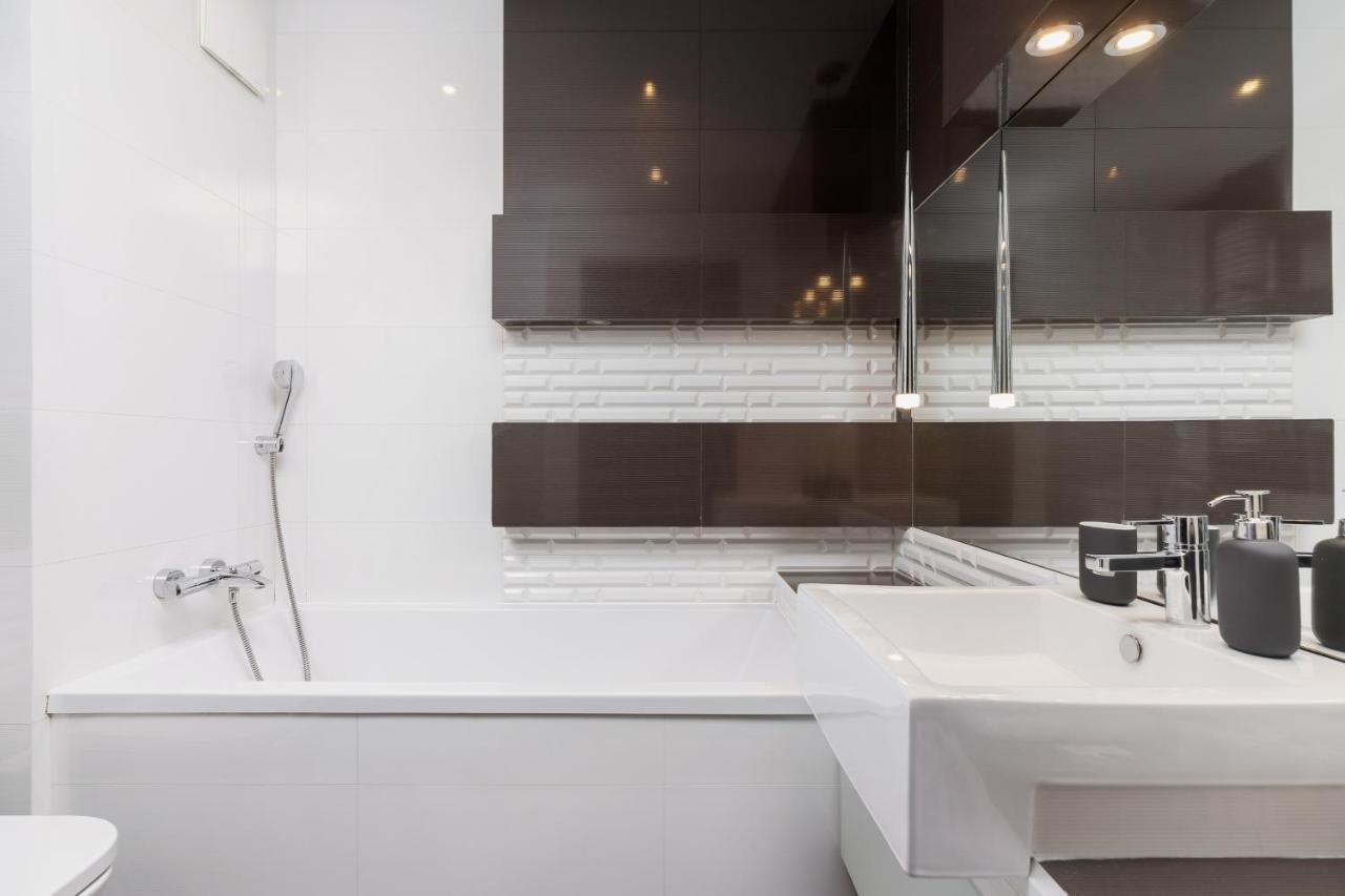 Avia Apartment Three Bedroom Two Balcony Ac & Parking By Noclegi Renters Krasków Εξωτερικό φωτογραφία