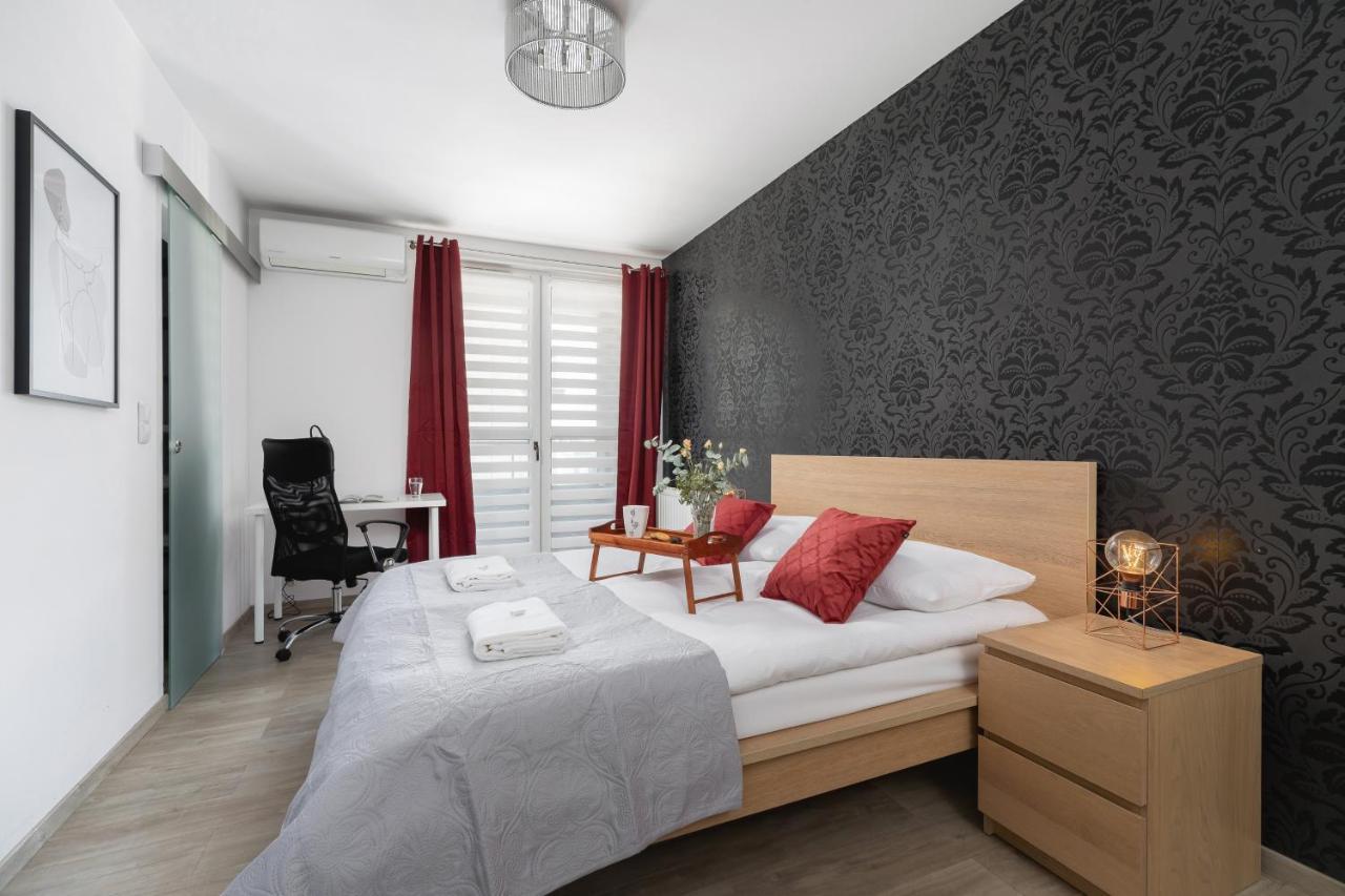 Avia Apartment Three Bedroom Two Balcony Ac & Parking By Noclegi Renters Krasków Εξωτερικό φωτογραφία