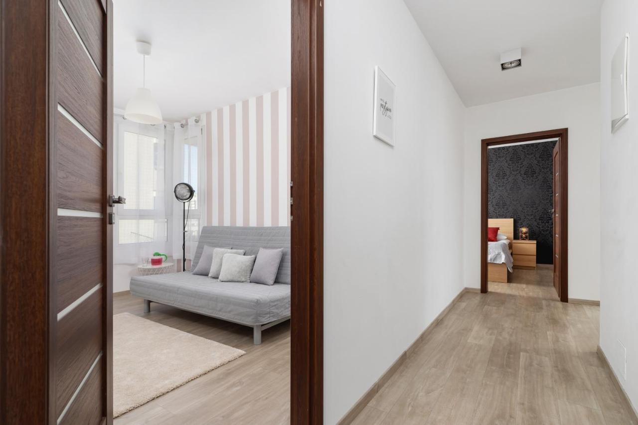 Avia Apartment Three Bedroom Two Balcony Ac & Parking By Noclegi Renters Krasków Εξωτερικό φωτογραφία
